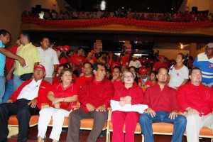 El próximo gobernador del estado Barinas, acompañado de sus padres esposas e hijos.