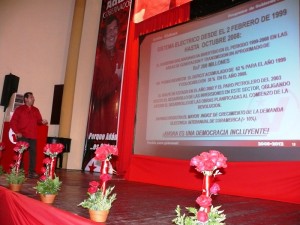Momentos en los cuales el candidato a la gobernación profesor Adán Chávez, expone pedagógicamente su propuesta de gobierno al público asistente.